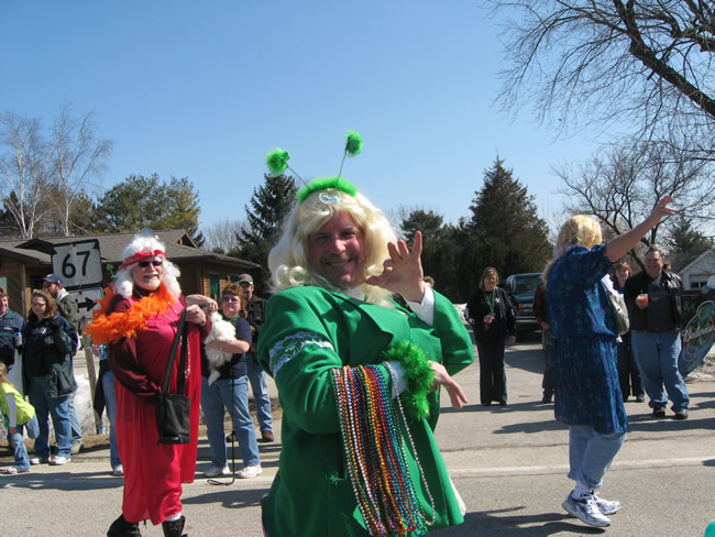 /pictures/ST Pats Float 2009 - No snow our guys keep draging/IMG_1392.jpg